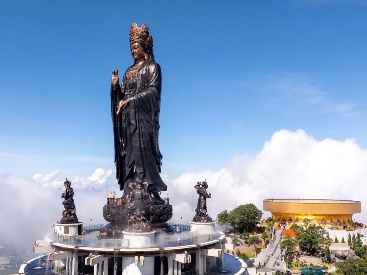 Tượng Phật Bà Tây Bổ Đà Sơn uy nghi giữa mây trời Núi Bà Đen