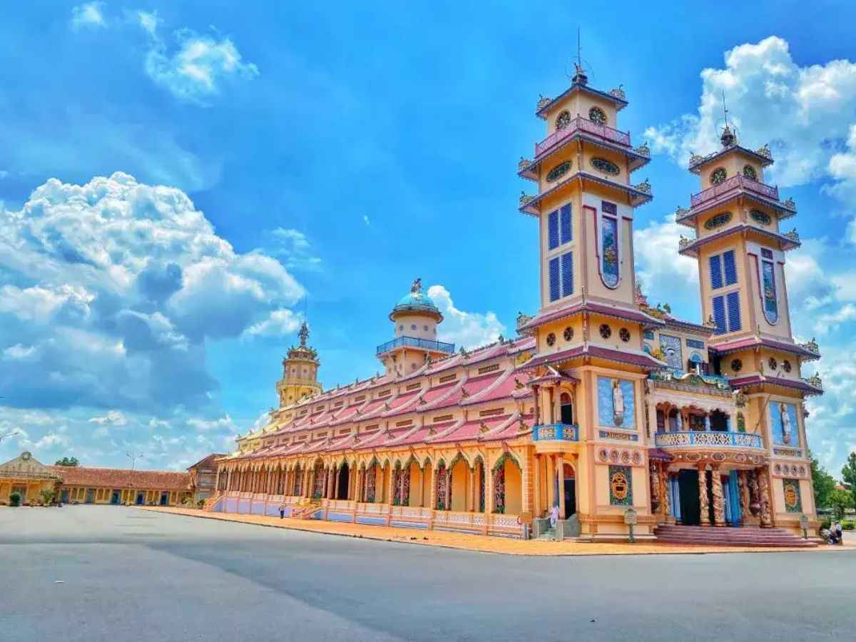 Tòa Thánh Cao Đài là công trình tôn giáo có kiến trúc đặc biệt. (Nguồn: Sưu tầm)