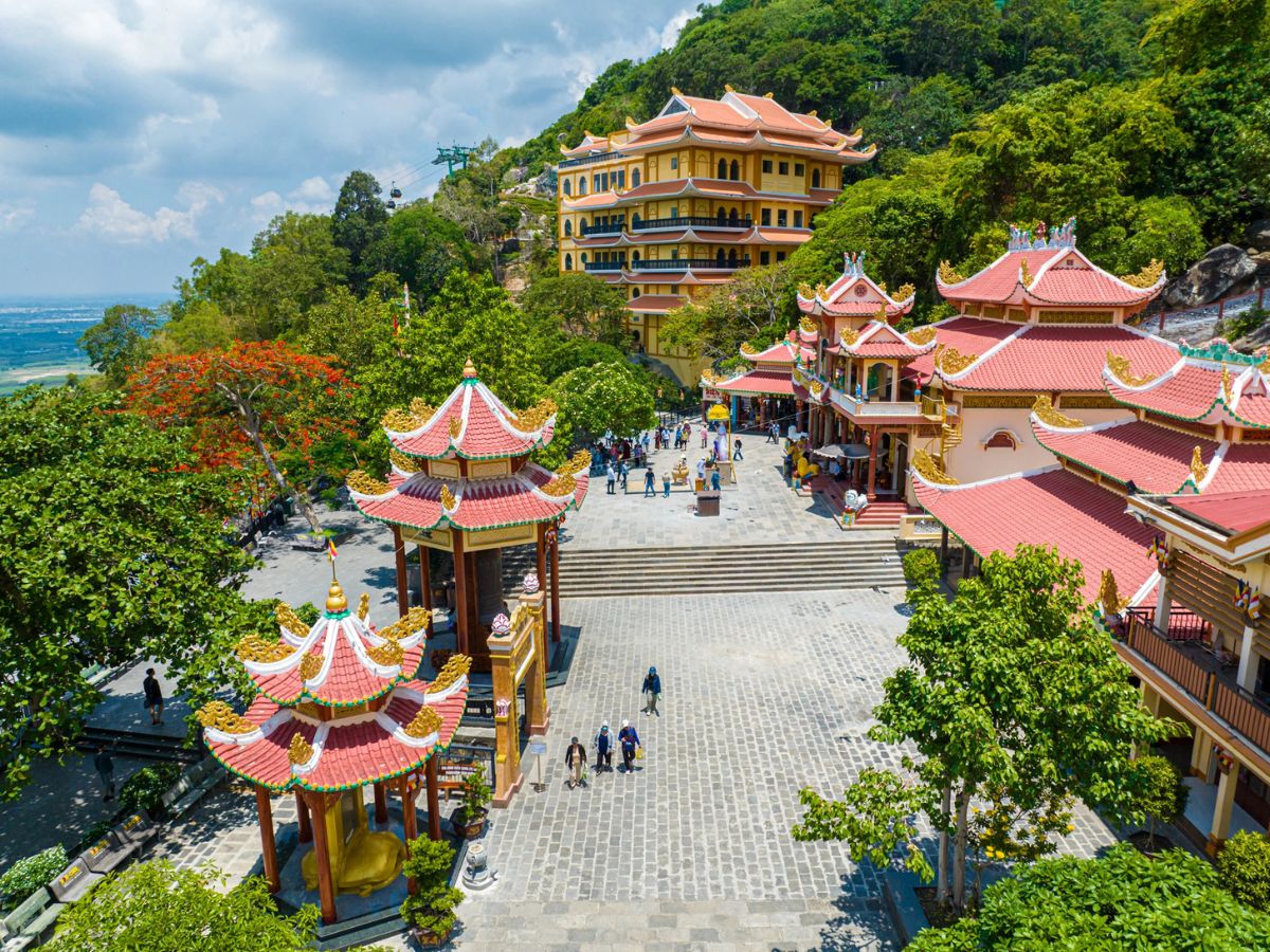 Mùa khô là thời điểm lý tưởng để du khách ghé thăm khu du lịch núi Bà Đen. (Nguồn: Sưu tầm)