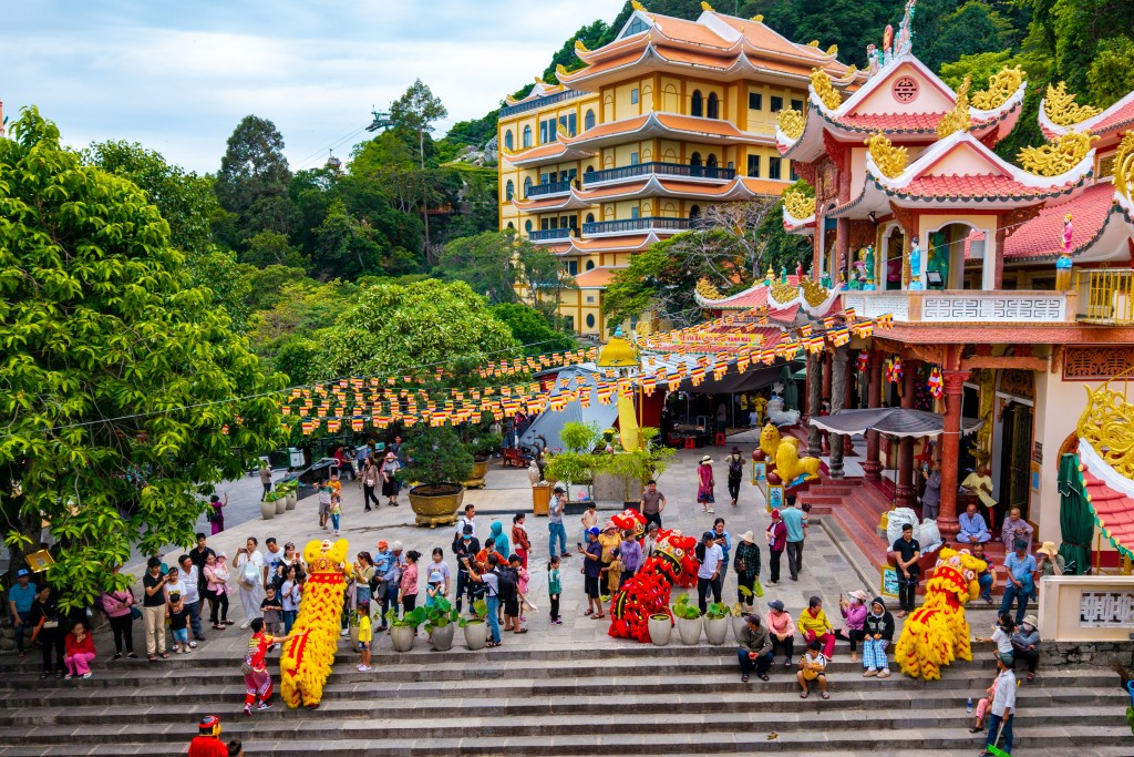 Hệ thống chùa Bà tại núi Bà Đen thu hút đông đảo người đến hành hương mỗi năm. (Nguồn: Sưu tầm)