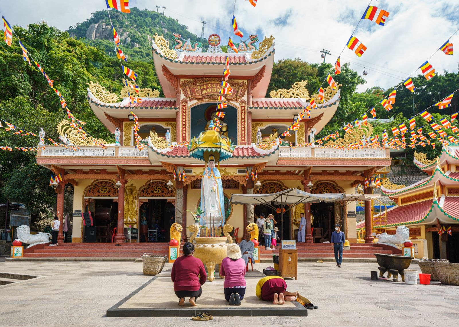 Du khách hành hương tại Chùa Bà có tuổi đời 300 năm thờ phụng Linh Sơn Thánh Mẫu.(Nguồn: Sưu tầm)
