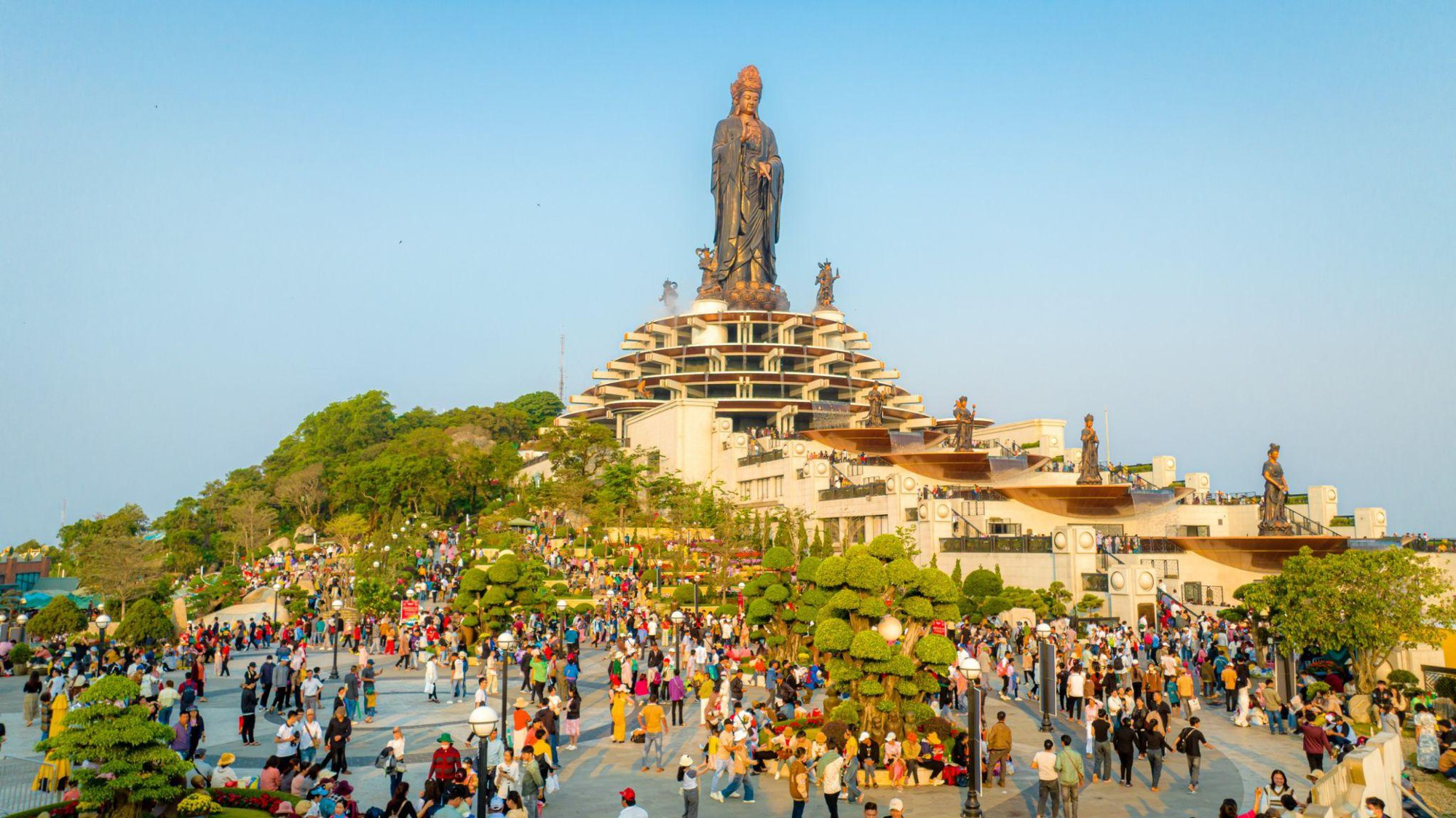 Núi Bà Đen đón đông đáo du khách tới chiêm bái và vãn cảnh. (Nguồn: Sưu tầm)