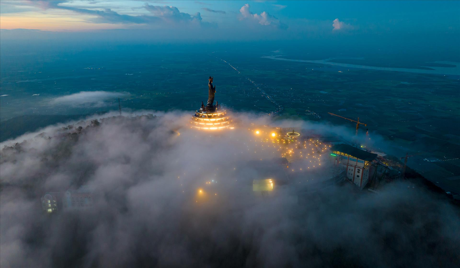 “Nóc nhà Nam Bộ” ẩn hiện trong mây ngàn là điểm đến chiêm bái linh thiêng. (Nguồn: Sưu tầm)