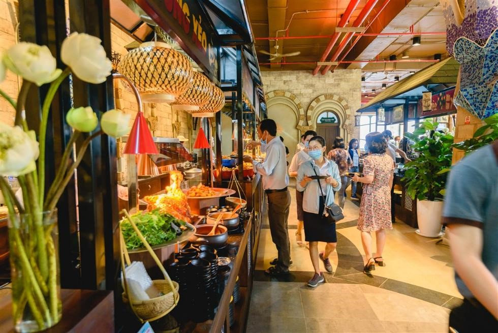 Du khách trải nghiệm nhà hàng buffet Vân Sơn&nbsp;