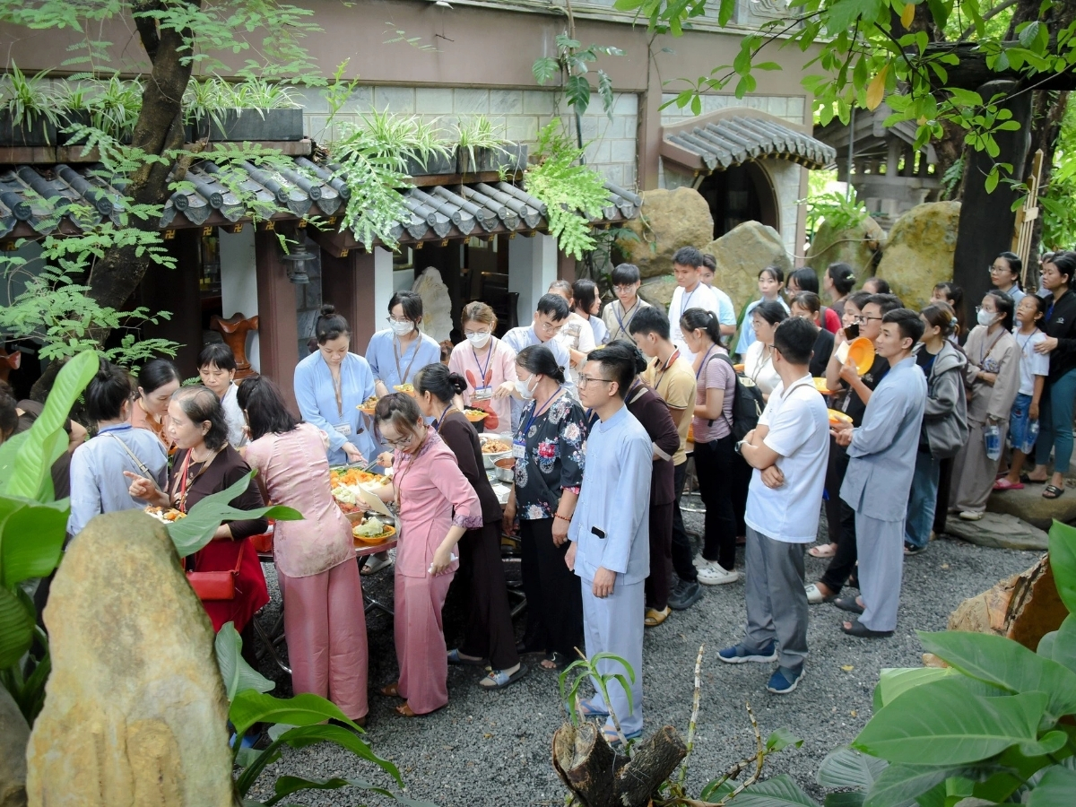 Đông đảo tín đồ tham gia hoạt động ăn chay trong ngày mùng 1 âm lịch. (Nguồn: Sưu tầm)