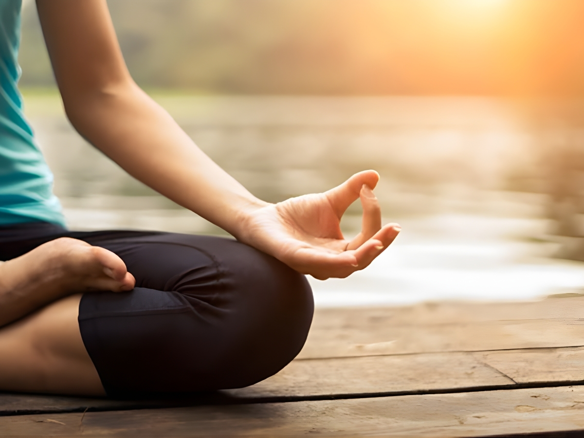 Người hành thiền an trú chánh niệm, quan sát rõ ràng các hiện tượng thân tâm. (Nguồn: Sưu tầm)
