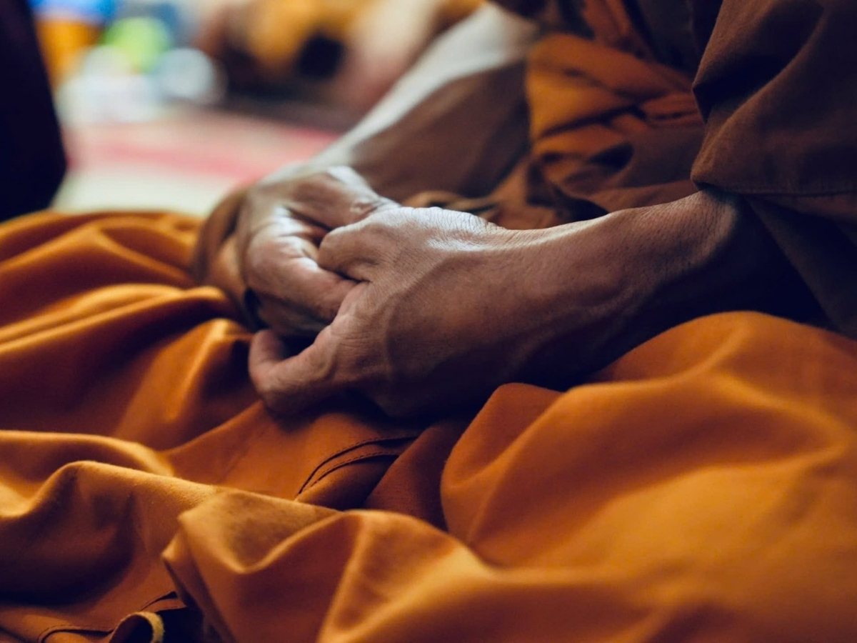 Hành giả giữ đôi tay tĩnh lặng, chuyên chú quan sát chuyển động của thân tâm. (Nguồn: Sưu tầm)