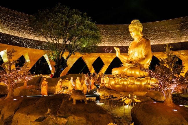 Tôn tượng Đức Phật Câu Na Hàm Mâu Ni được chế tác tỉ mỉ, tinh xảo.