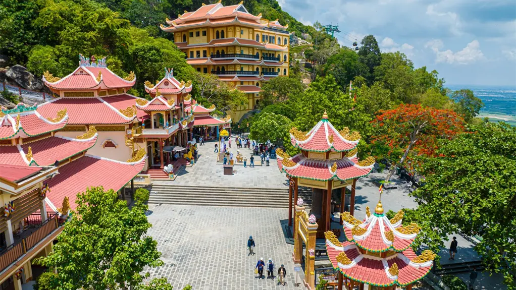 Hãy luôn chuẩn bị đầy đủ cho chuyến đi du lịch núi Bà Đen.
