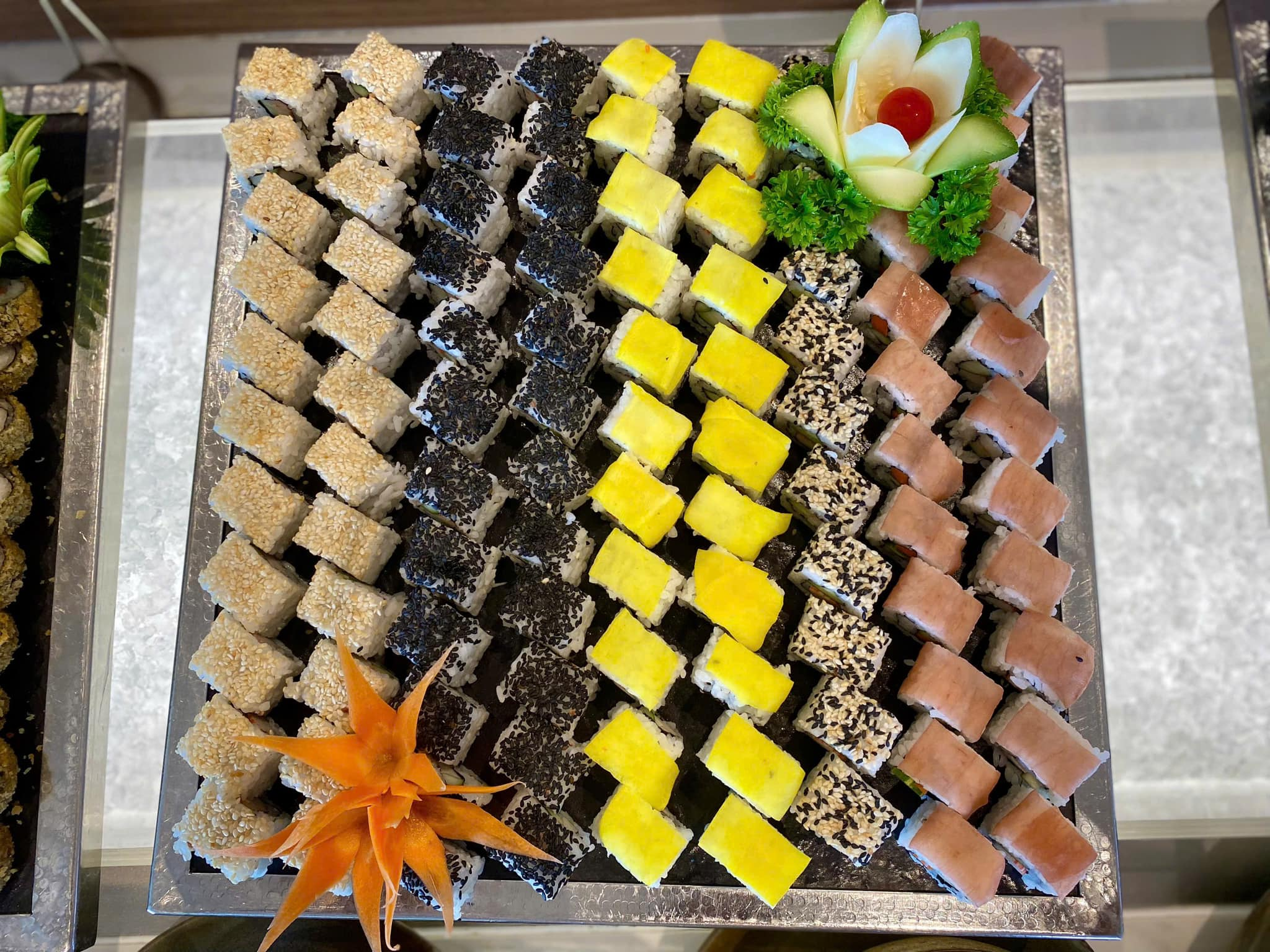 Quầy line bánh ngọt đa dạng của Buffet Vân Sơn tại đỉnh núi Bà Đen.