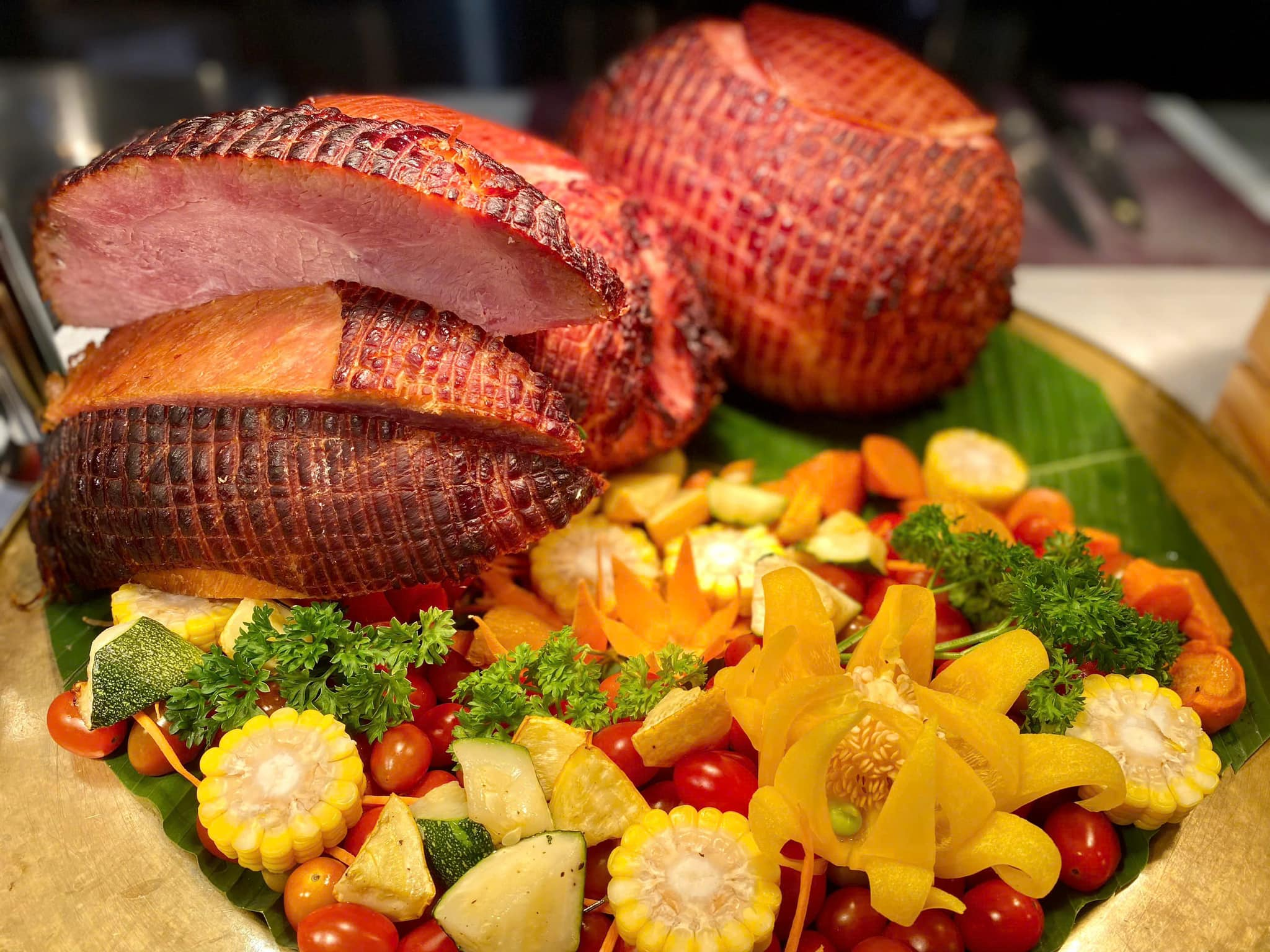 Quầy thức ăn buffet được bày trí đẹp mắt và liên tục được làm đầy bởi các đầu bếp chuyên nghiệp.