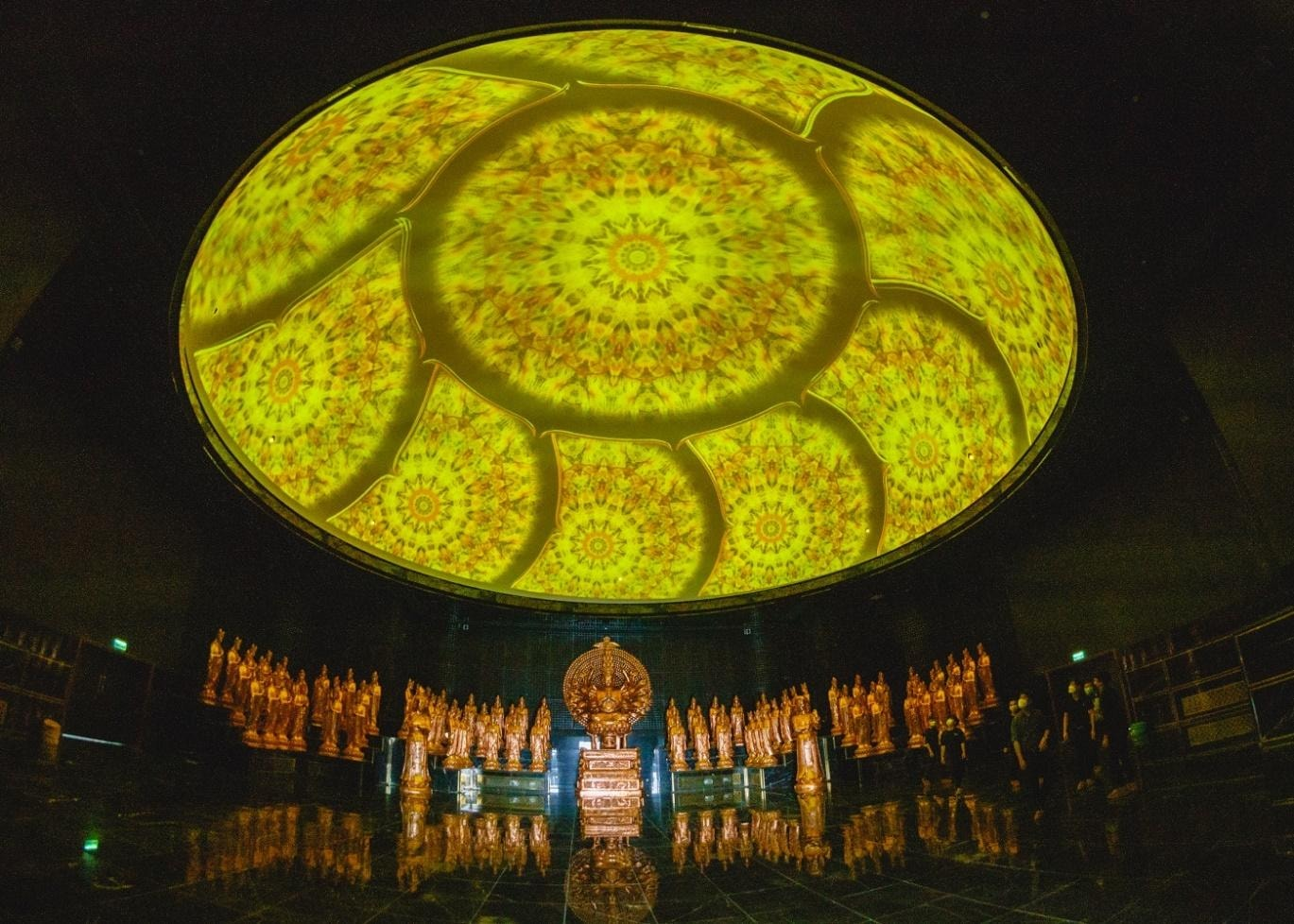 Du khách trải nghiệm 3D mapping nổi tiếng tại khu du lịch.