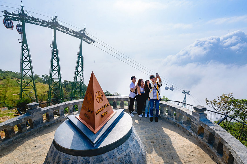 Du khách thư giãn sau thời gian làm việc căng thẳng.