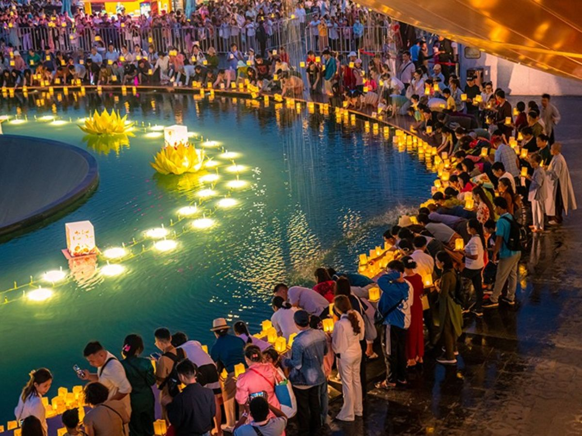 Nghi thức dâng đăng cầu an thiêng liêng thu hút hàng ngàn du khách tham gia trên đỉnh núi.