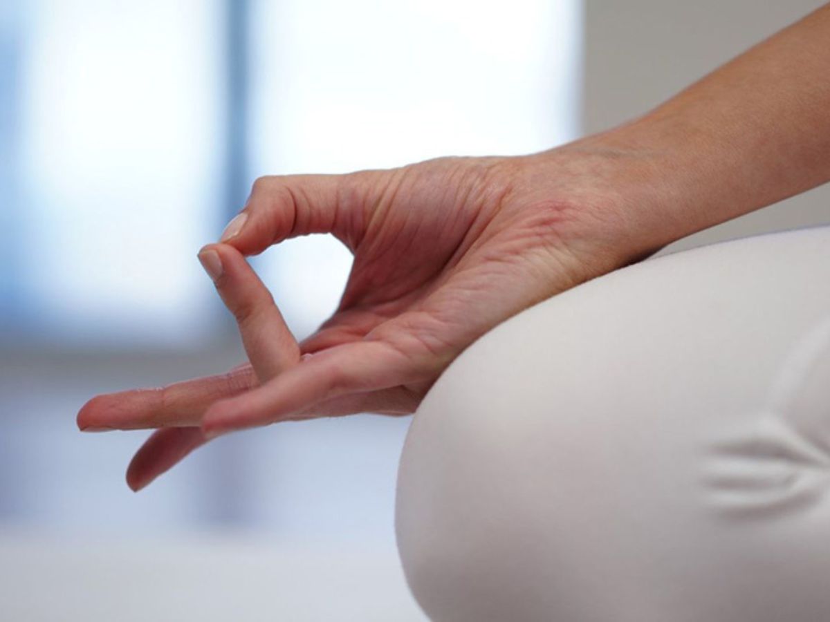 Các thủ ấn Mudras trong yoga giúp người tập giữ tâm trên hơi thở khi vận động. (Nguồn: Sưu tầm)