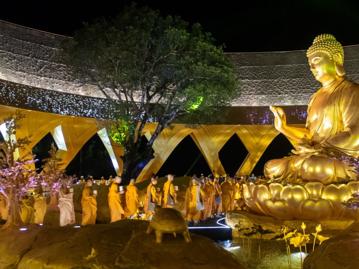 Hình ảnh Đức Phật ngồi kết ấn mang lại cảm giác bình yên, tĩnh tại trong tâm hồn của người hành hương. (Nguồn: Sưu tầm)