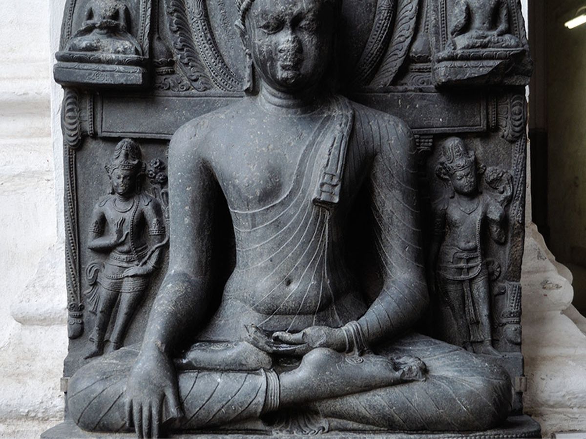 Ấn Địa Xúc Bhumisparsha Mudra là thủ ấn gắn với thời khắc giác ngộ của Đức Phật Thích Ca. (Nguồn: Sưu tầm)