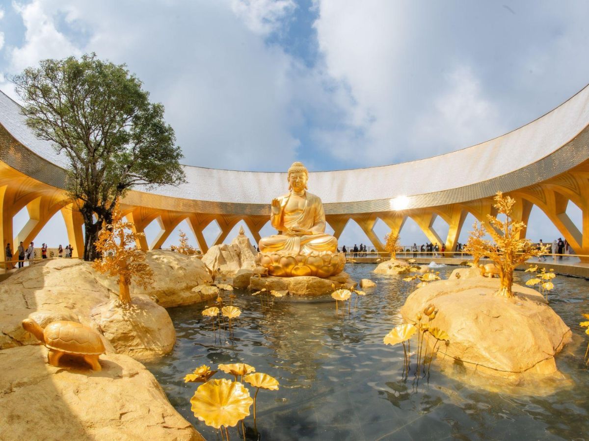 Hình ảnh Ấn Địa Xúc Bhumisparsha Mudra giúp hành giả thiết lập cảm giác an trú. (Nguồn: Sưu tầm)