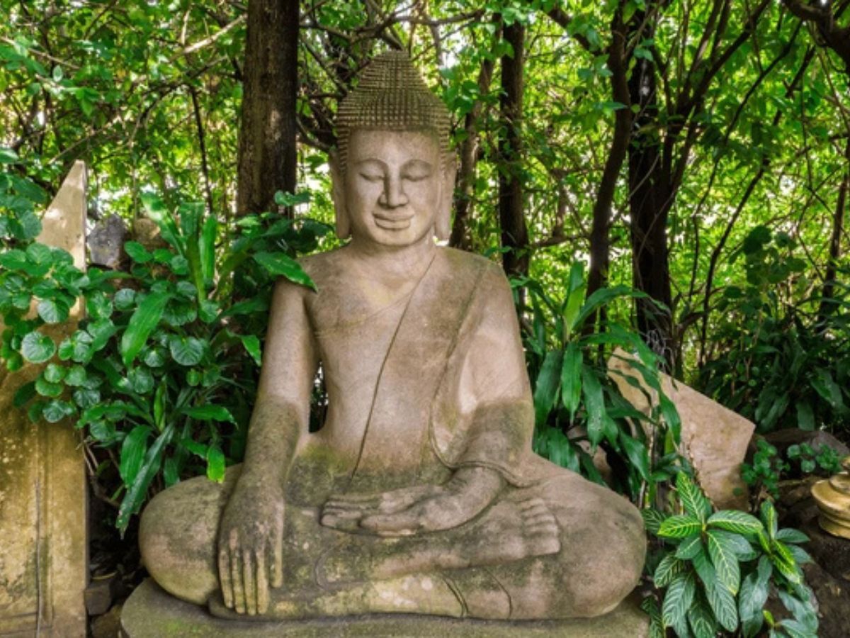 Hình ảnh Dức Phật và Ấn Địa Xúc Bhumisparsha Mudra mang lại cảm nhận tinh thần vững chãi và tĩnh lặng. (Nguồn: Sưu tầm)