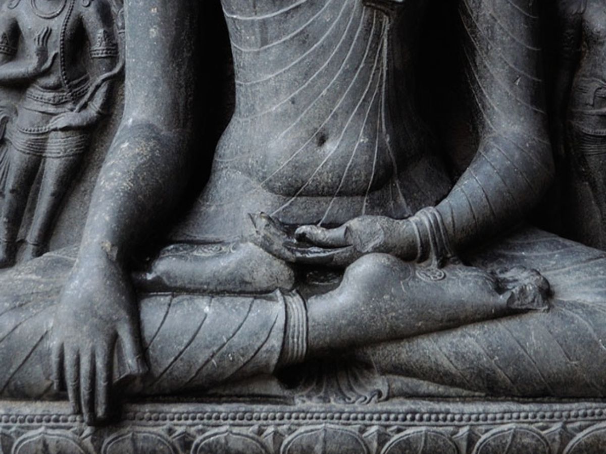 Ấn Địa Xúc Bhumisparsha Mudra, hình ảnh đất tượng trưng cho chân lý. (Nguồn: Sưu tầm)