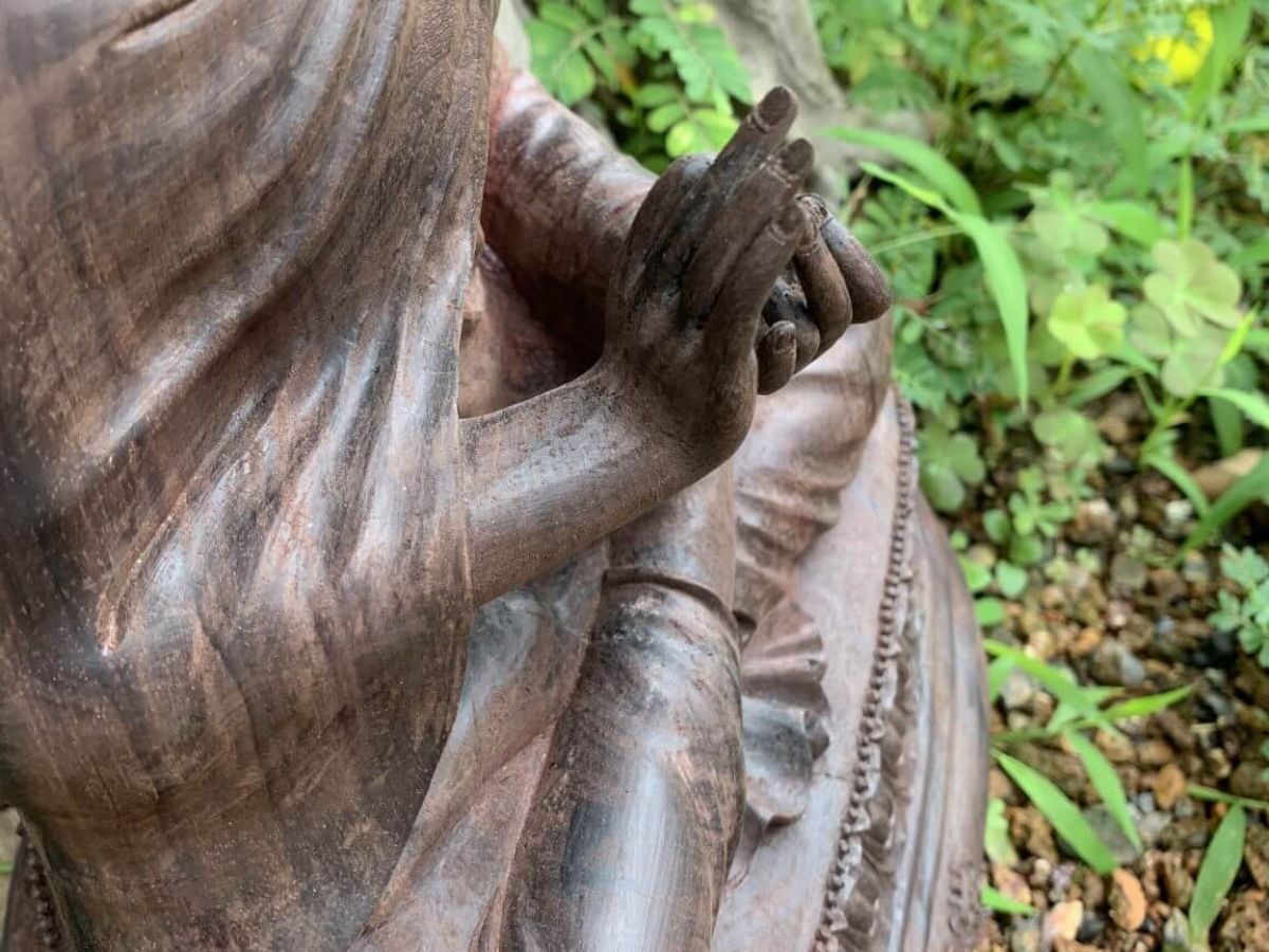 Ấn Chuyển Pháp Luân Dharmachakra Mudra được xem như một điểm tựa tinh thần. (Nguồn: Sưu tầm)