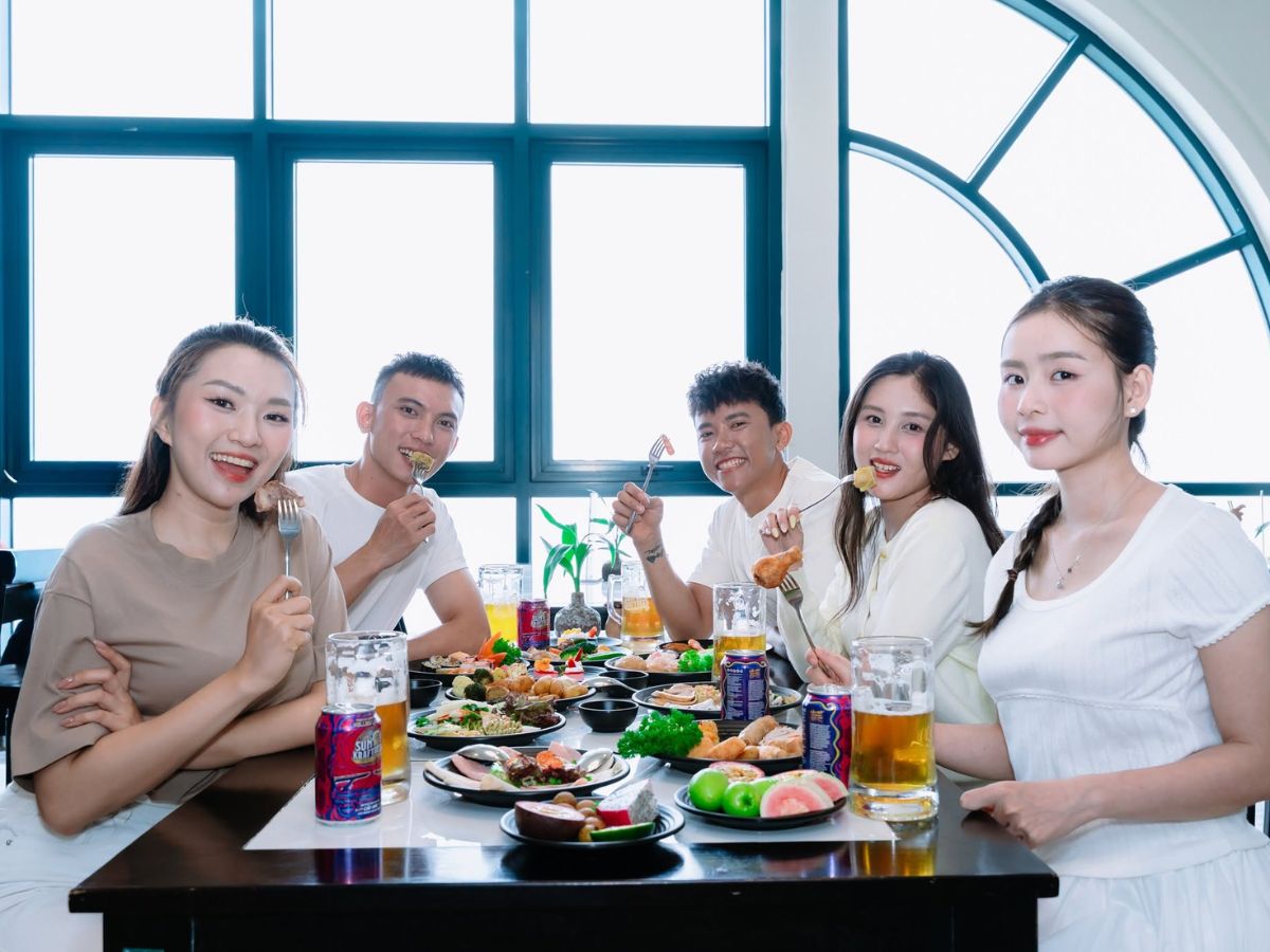 Nhóm bạn dùng bữa tại Nhà hàng Buffet Vân Sơn trên đỉnh Núi Bà Đen.