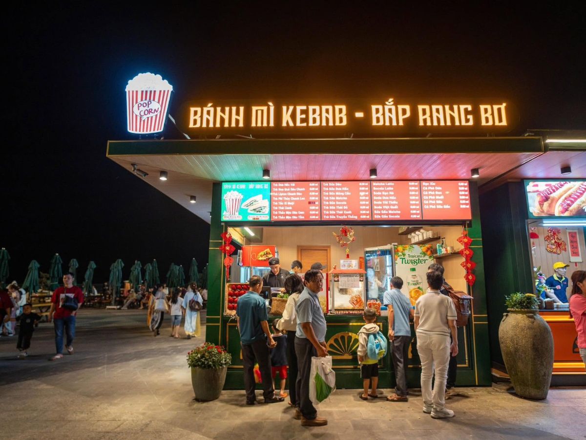 Khu ẩm thực đêm trên đỉnh Núi Bà Đen với nhiều món ăn nhanh tiện lợi. 