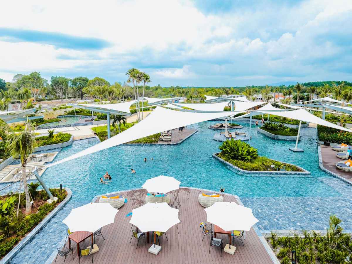 Bình Châu nổi bật với hồ khoáng rộng, cây xanh và khu nghỉ thư giãn. 
