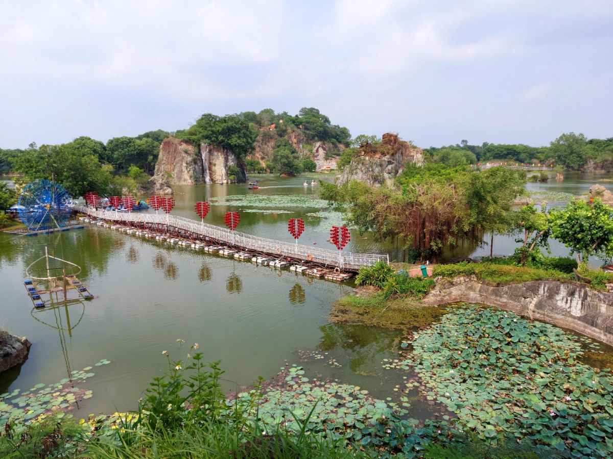 Không gian hồ nước xanh mát tại khu du lịch Bửu Long, Đồng Nai. 