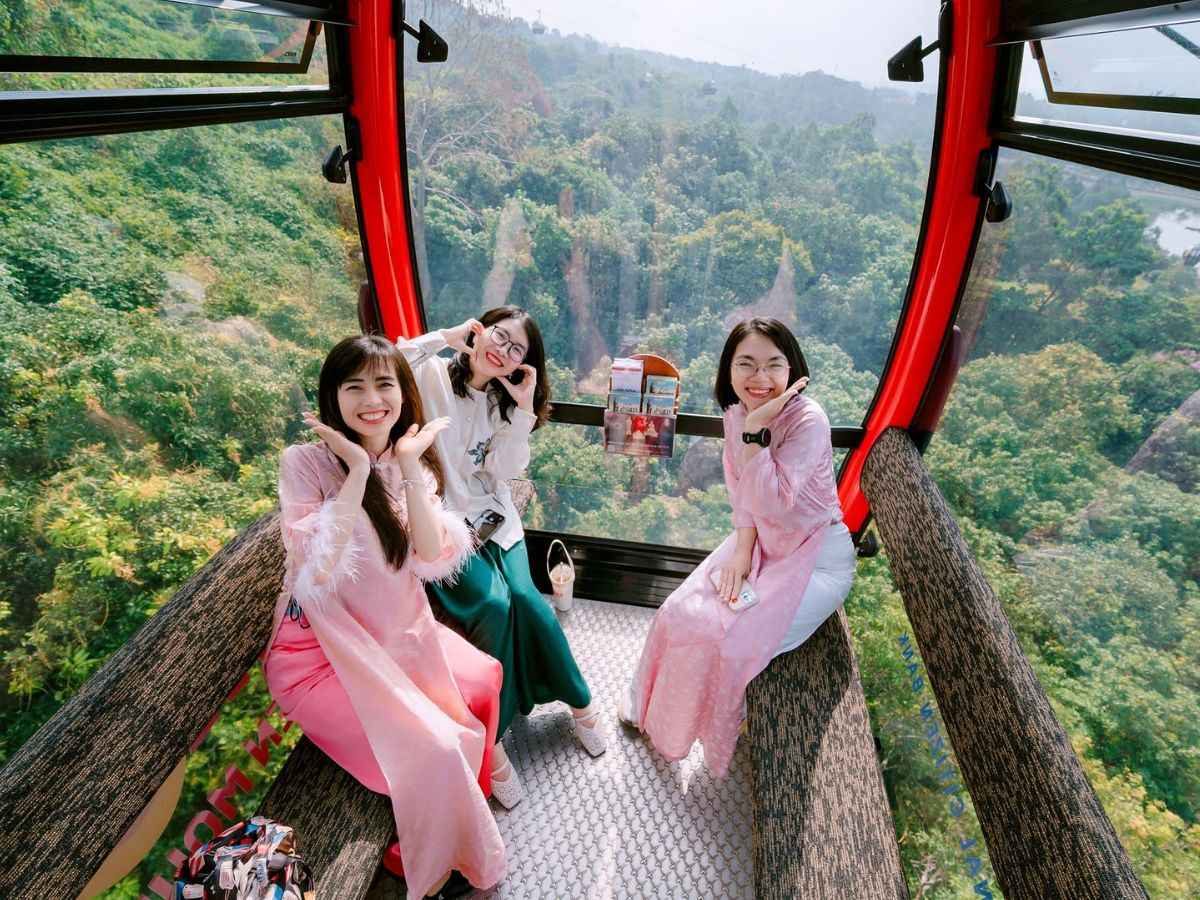 Trên cabin cáp treo Núi Bà Đen, du khách ngắm rừng núi từ trên cao. 