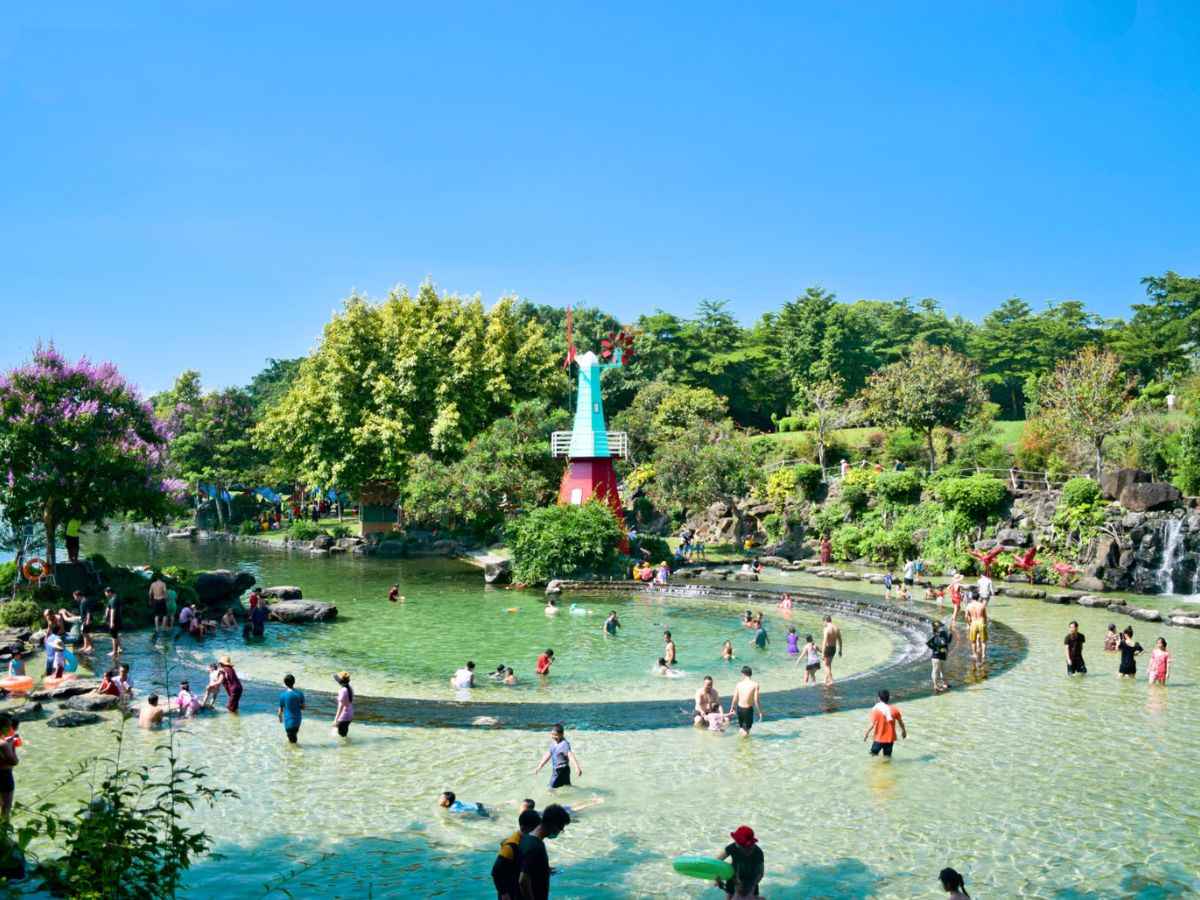 Hồ nước trong xanh tại Công viên Suối Mơ, phù hợp vui chơi tránh nóng. 