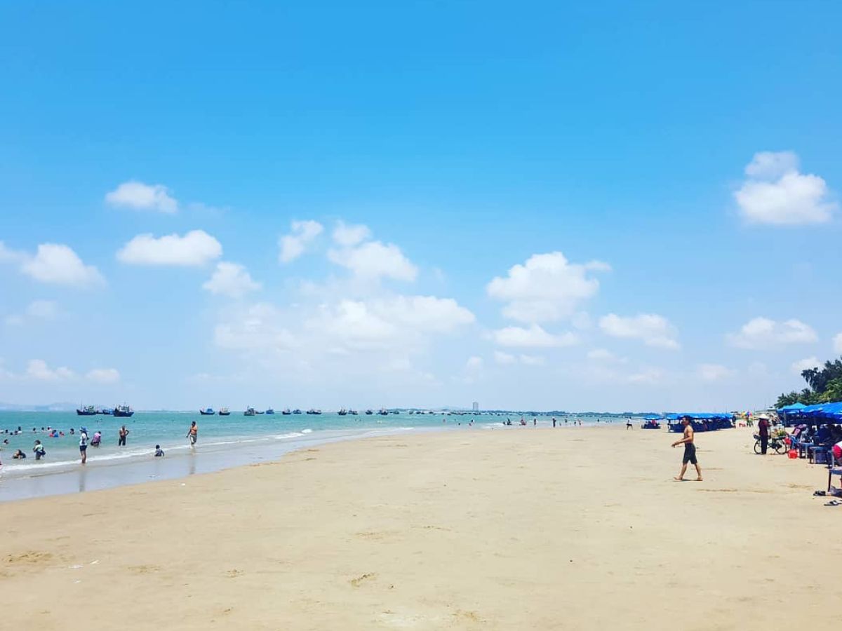 Bãi biển Long Hải rộng thoáng, phù hợp cho chuyến nghỉ hè ngắn ngày