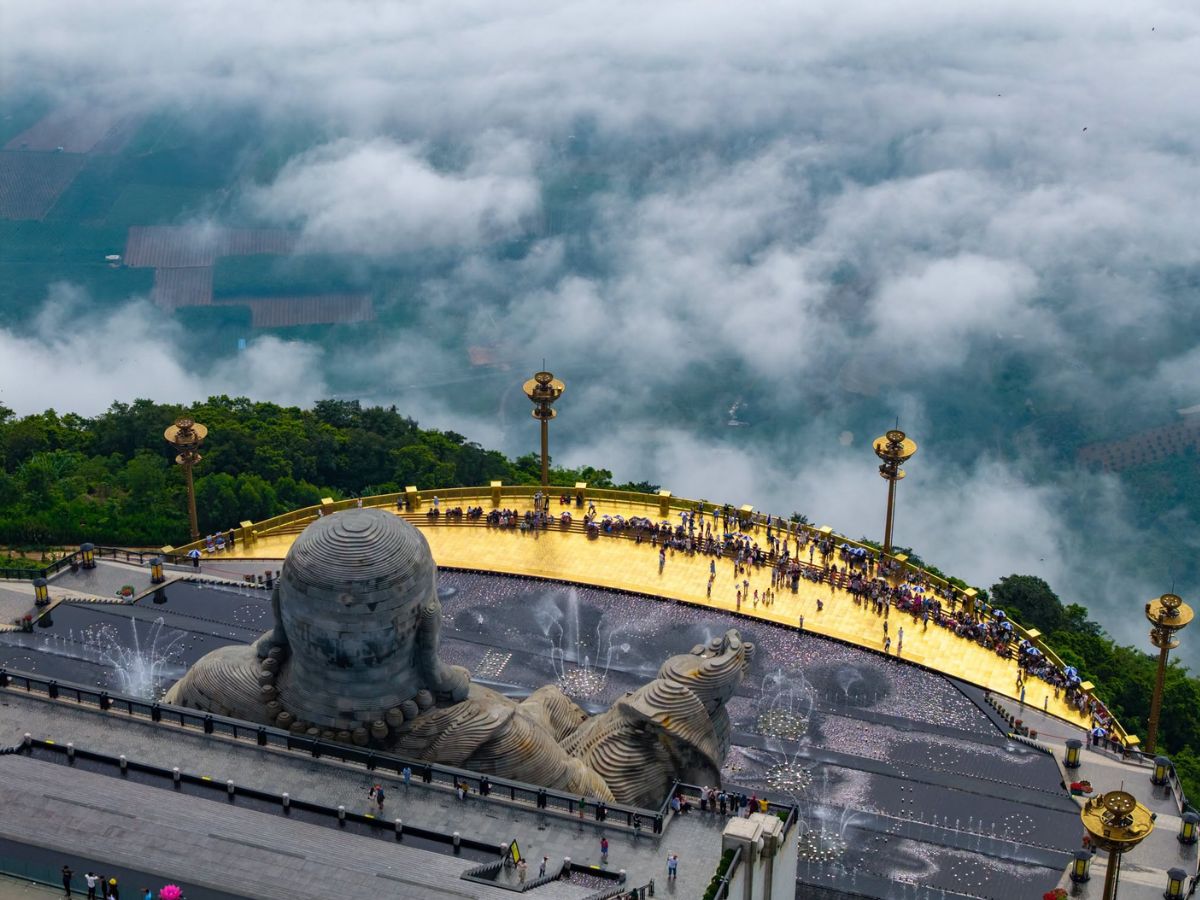Biển mây phủ quanh tượng Di Lặc trên đỉnh Núi Bà Đen mùa hè.