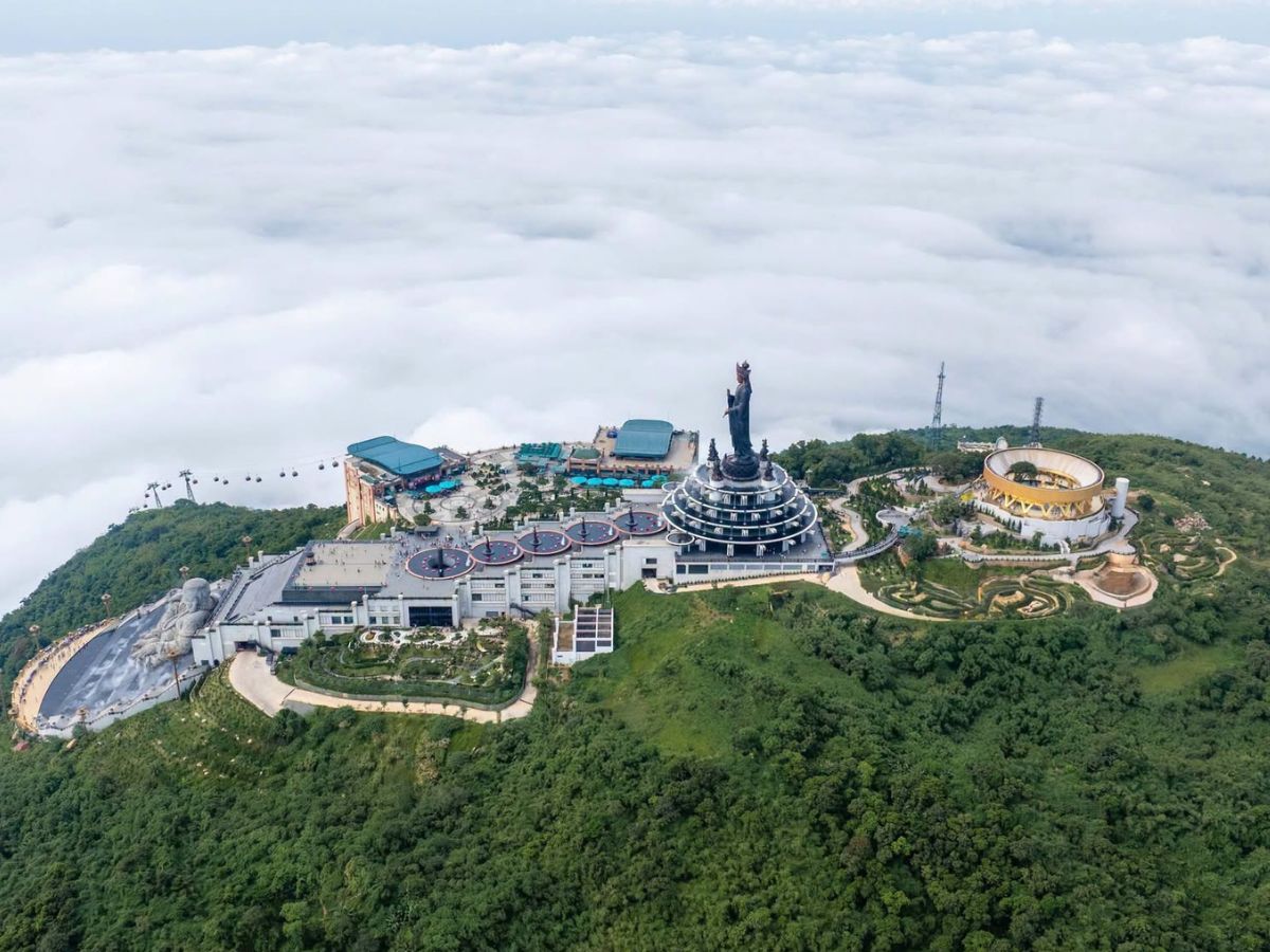 Biển mây bao quanh đỉnh Núi Bà Đen, điểm tránh nóng nổi bật mùa hè