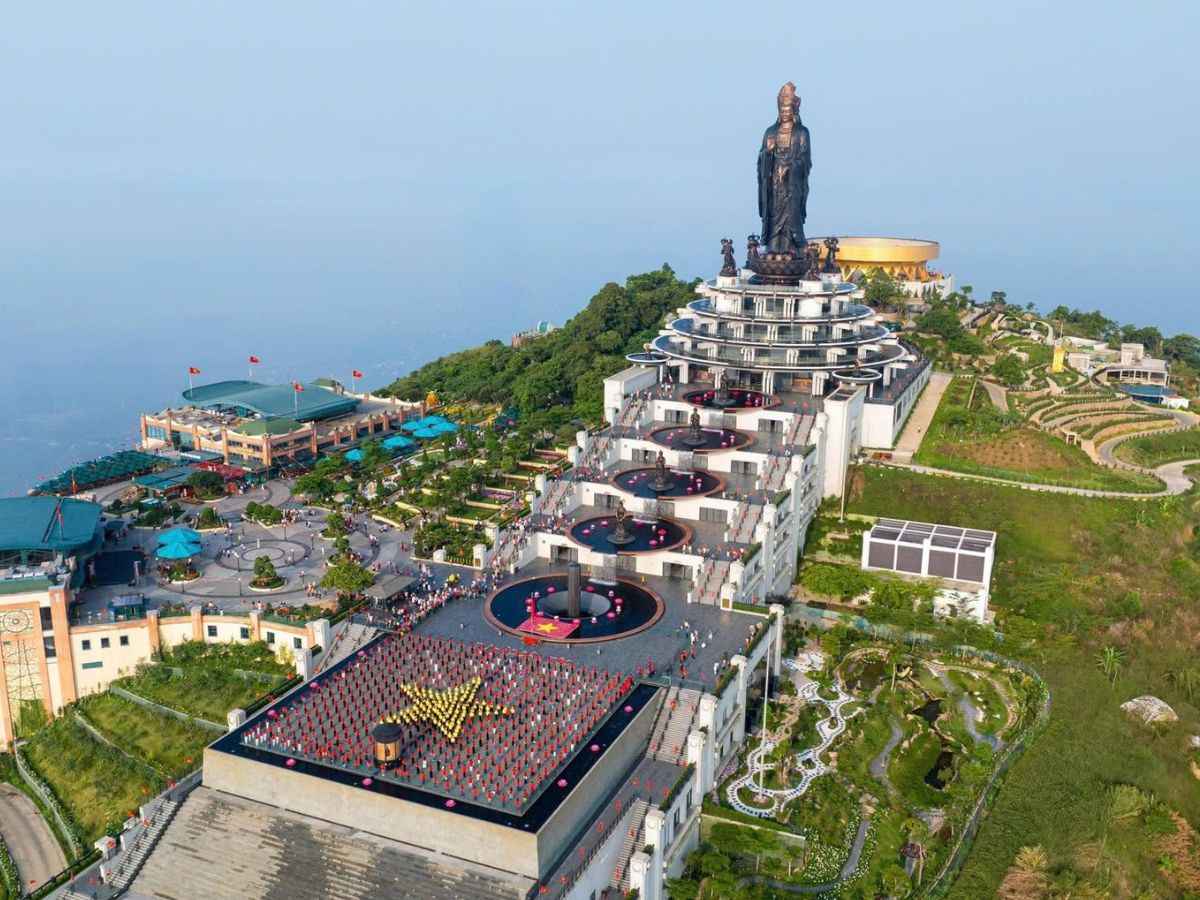 Toàn cảnh quần thể tâm linh trên đỉnh Núi Bà Đen nhìn từ trên cao.