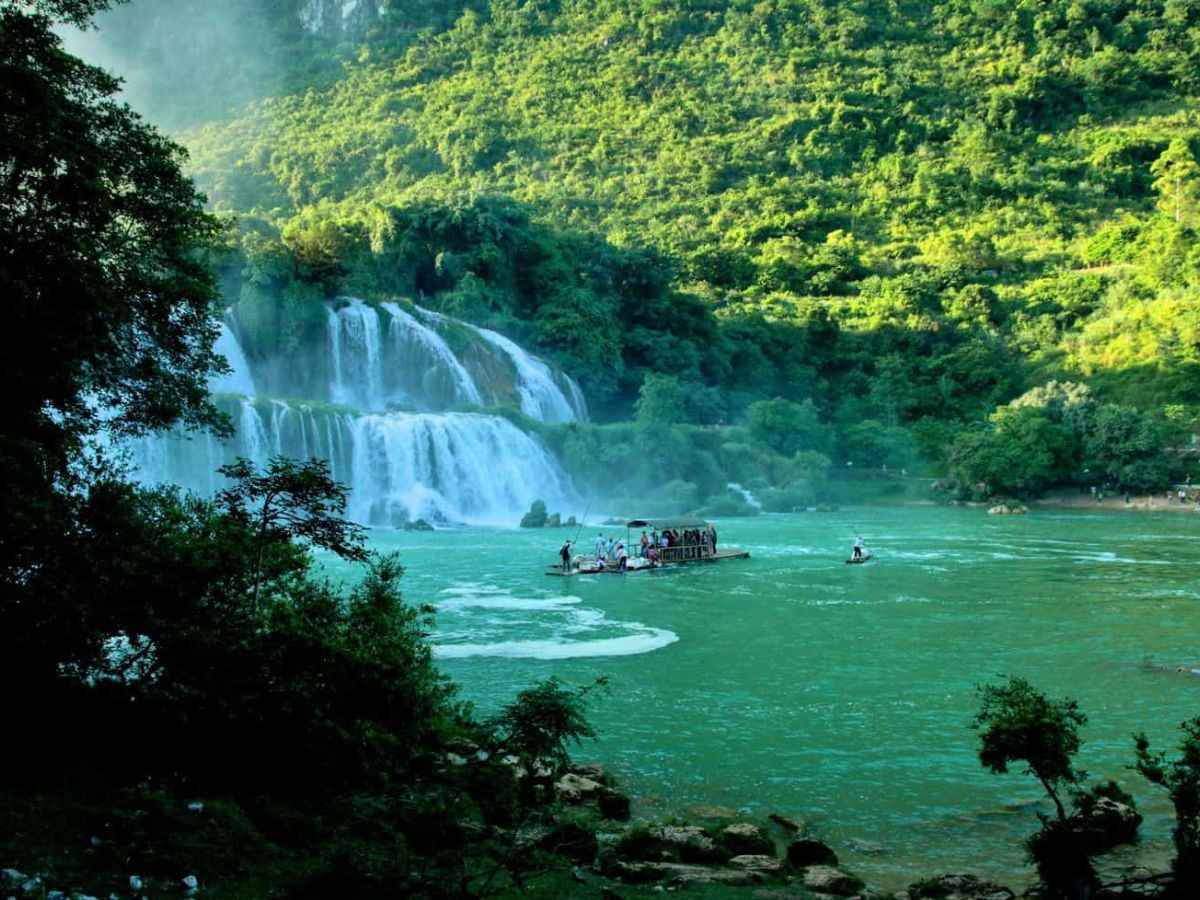 Thác nước xanh mát giữa rừng ở Vườn quốc gia Bù Gia Mập. 