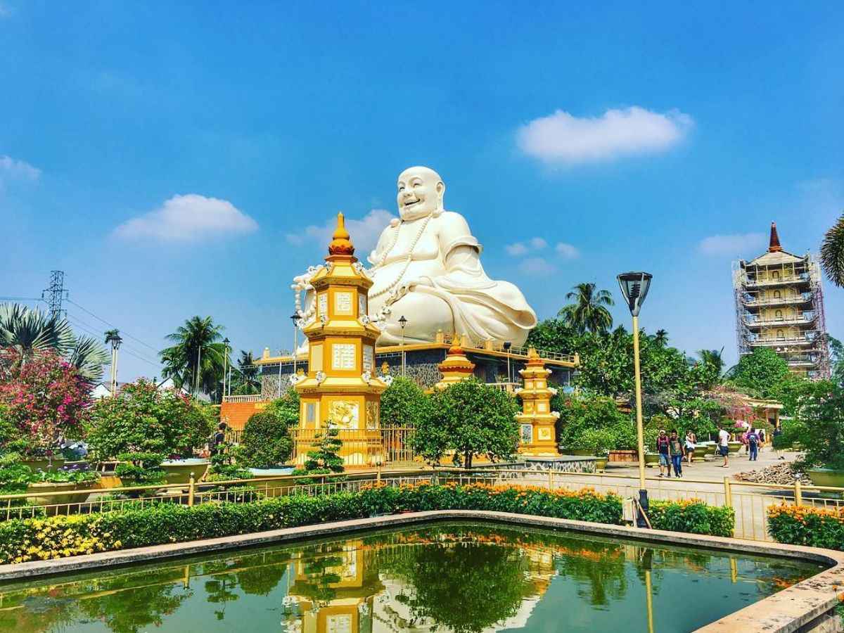 Tượng Phật Di Lặc nổi bật trong khuôn viên chùa Vĩnh Tràng