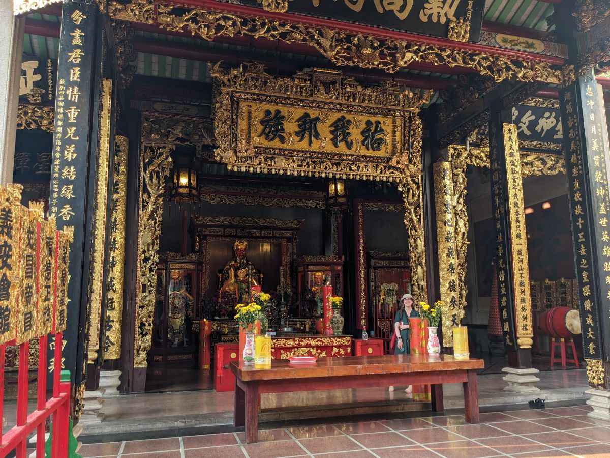 Không gian thờ tự cổ kính bên trong chùa Bà Thiên Hậu