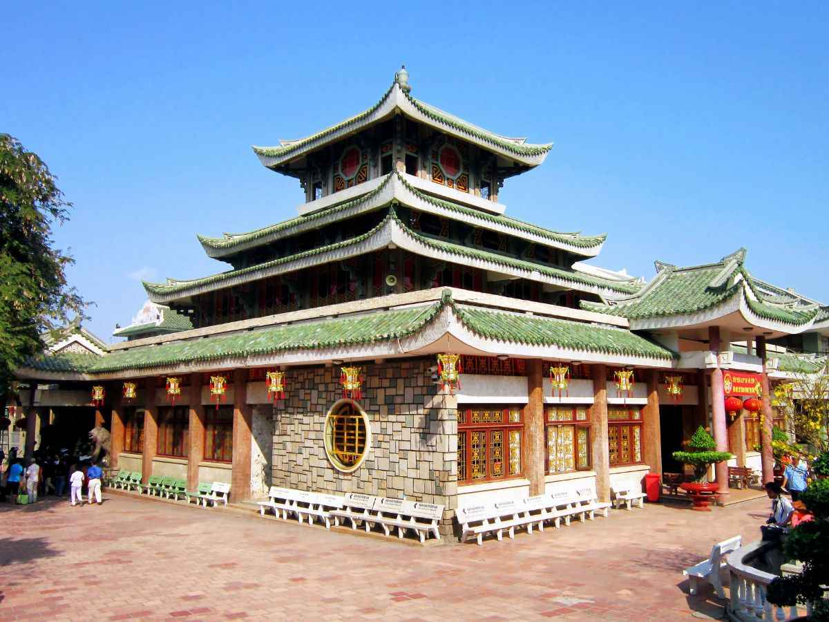 Miếu Bà Chúa Xứ Núi Sam mang dáng vẻ cổ kính giữa sân rộng.