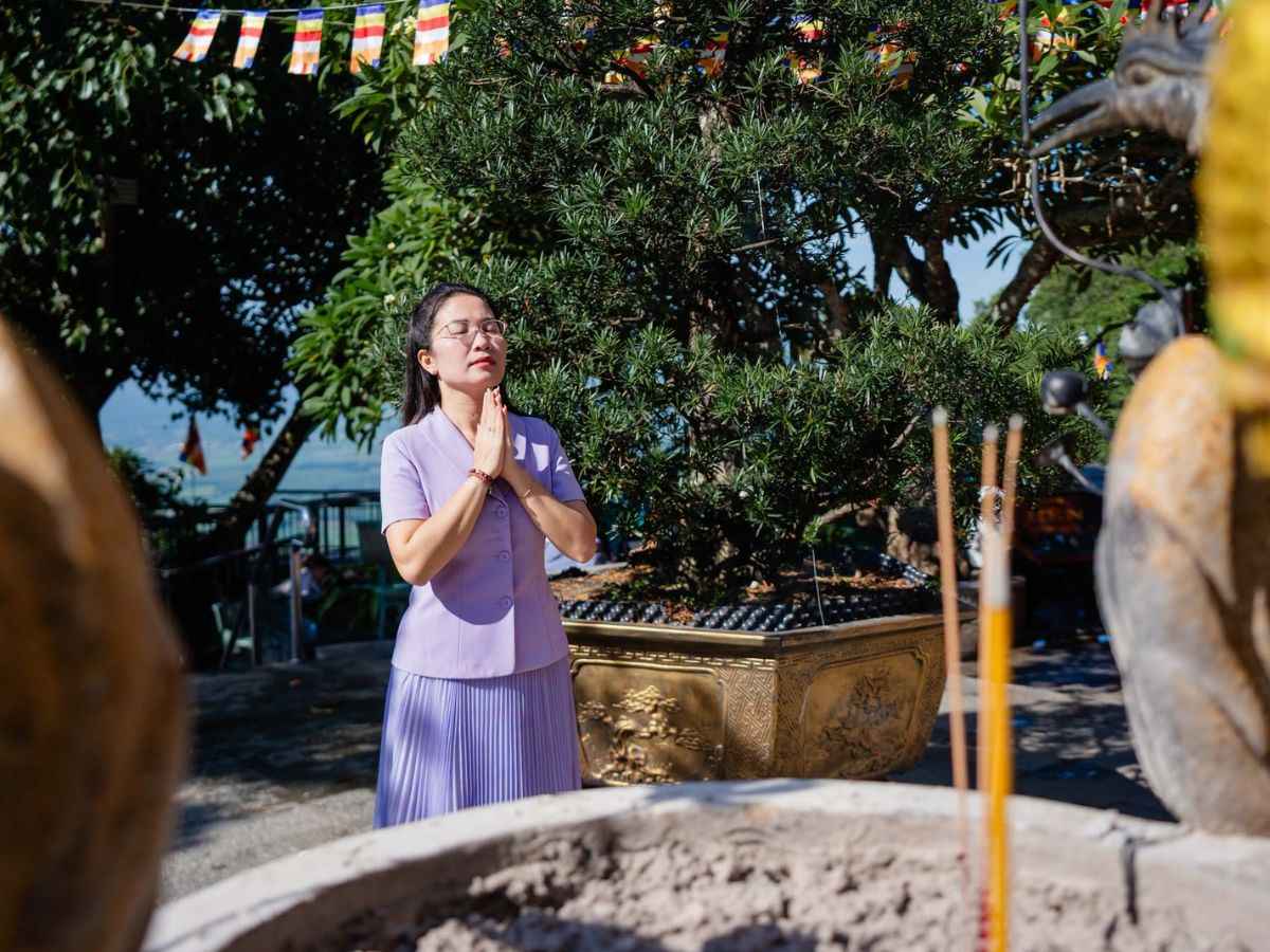 Du khách thành tâm chiêm bái trong chuyến đi lễ cuối tuần.