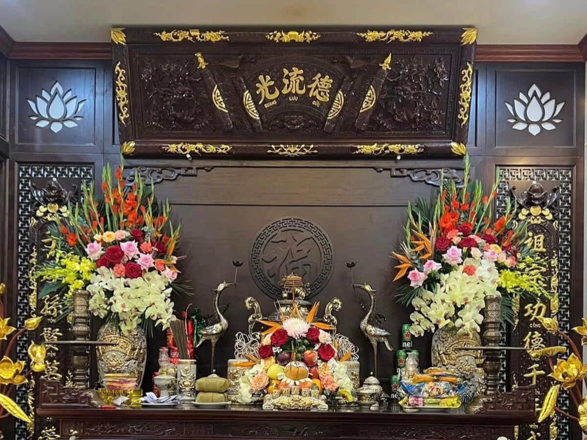 Hoa được bố trí cân đối hai bên bàn thờ hoặc trước tôn tượng (Nguồn: Sưu tầm)