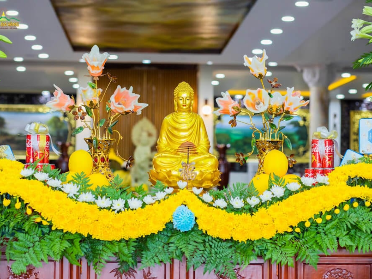 Nghệ thuật cắm hoa dâng Phật thể hiện lòng thành kính (Nguồn: Sưu tầm)