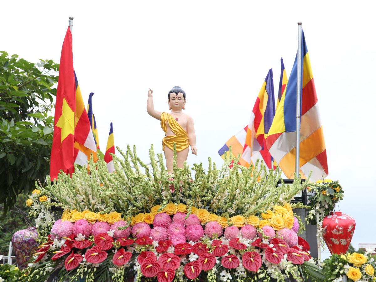 Nghi thức cắm hoa dâng Phật tại núi Bà Đen (Nguồn: Sưu tầm)