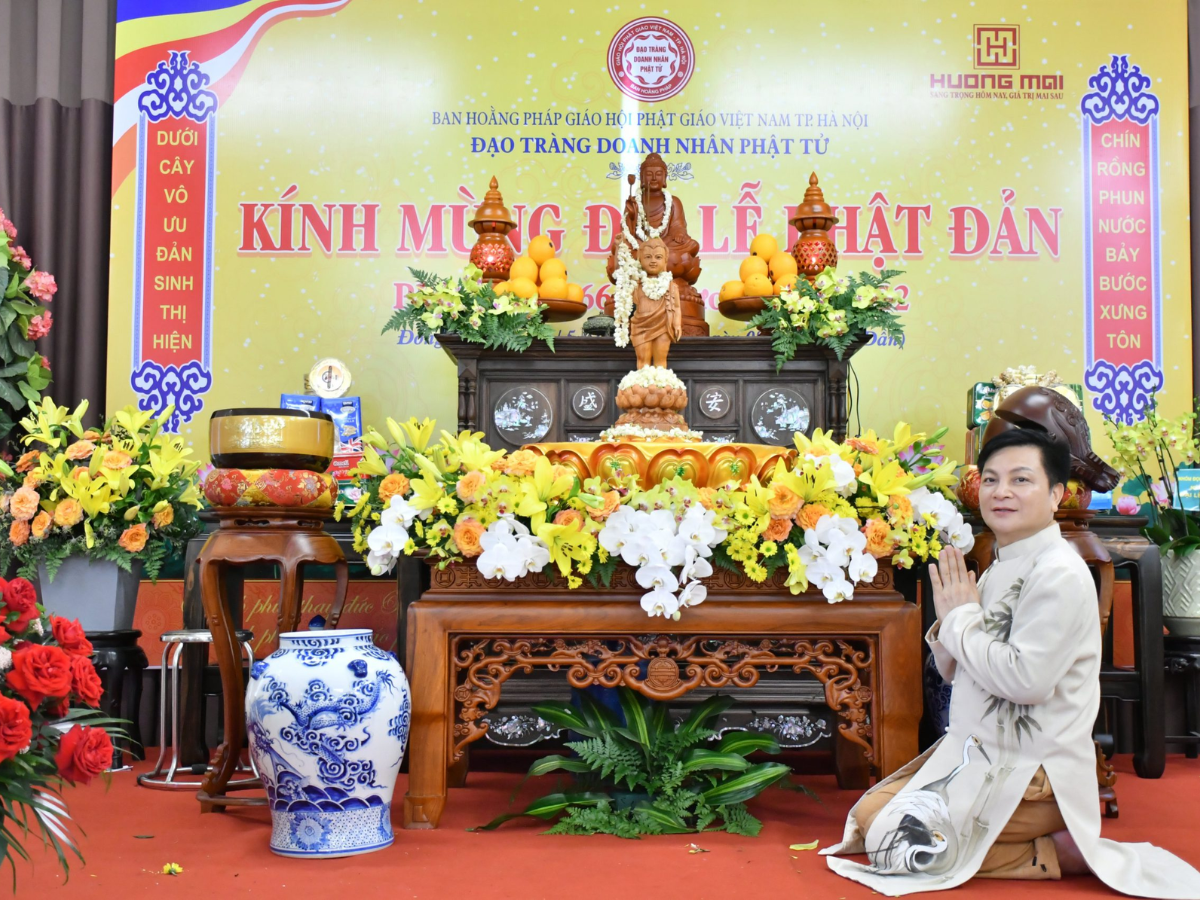 Dâng hoa ưu tiên chọn hoa còn nhiều nụ hoặc vừa chớm nở (Nguồn: Sưu tầm)