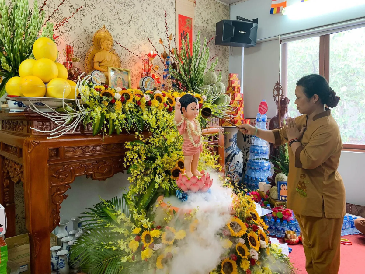 Hình ảnh dâng hoa lên bàn thờ tự (Nguồn: Sưu tầm)