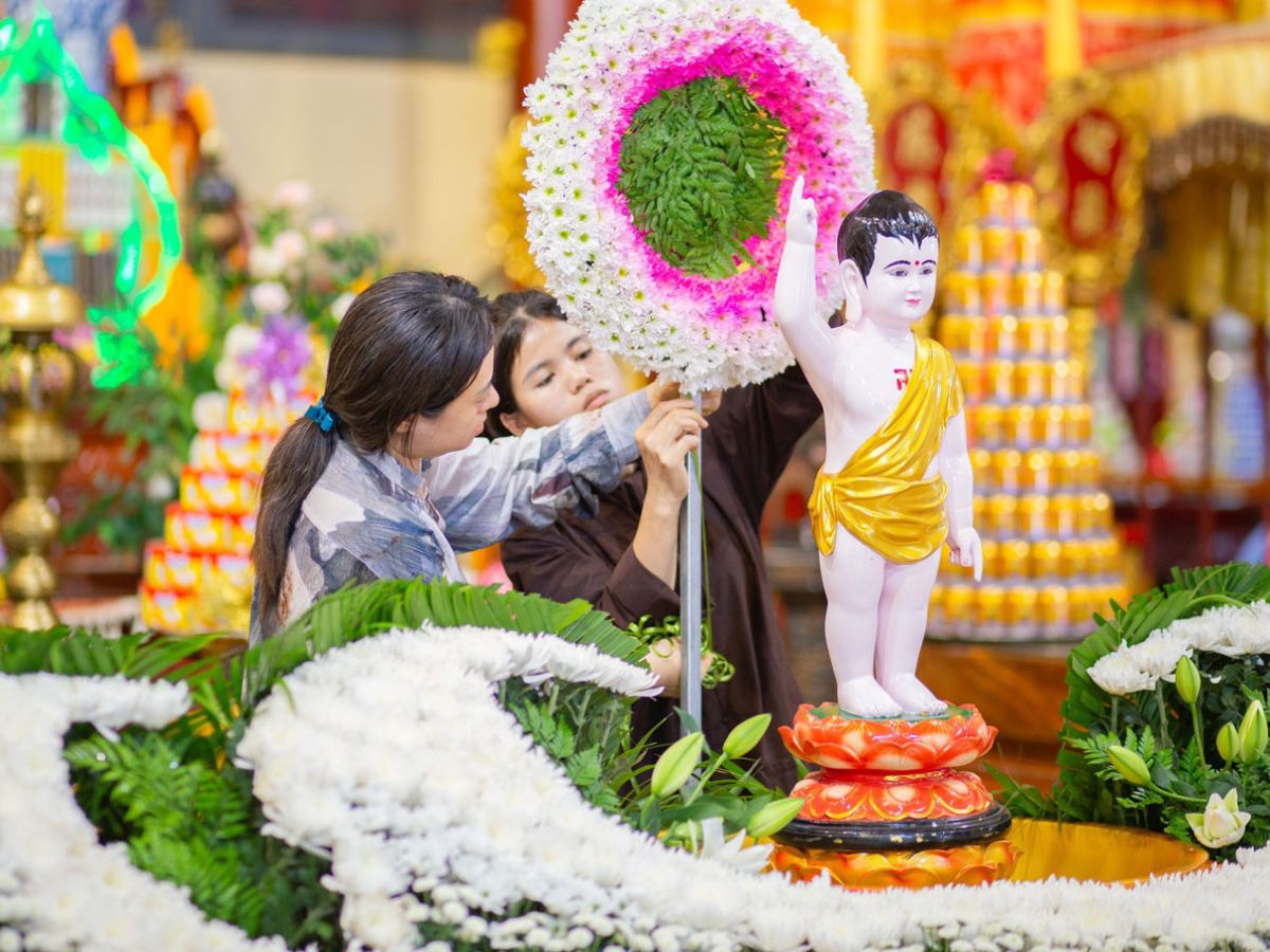 Cúng Phật mỗi ngày bằng tâm thanh tịnh chính là pháp tu bền vững và thiết thực nhất (Nguồn: Sưu tầm)