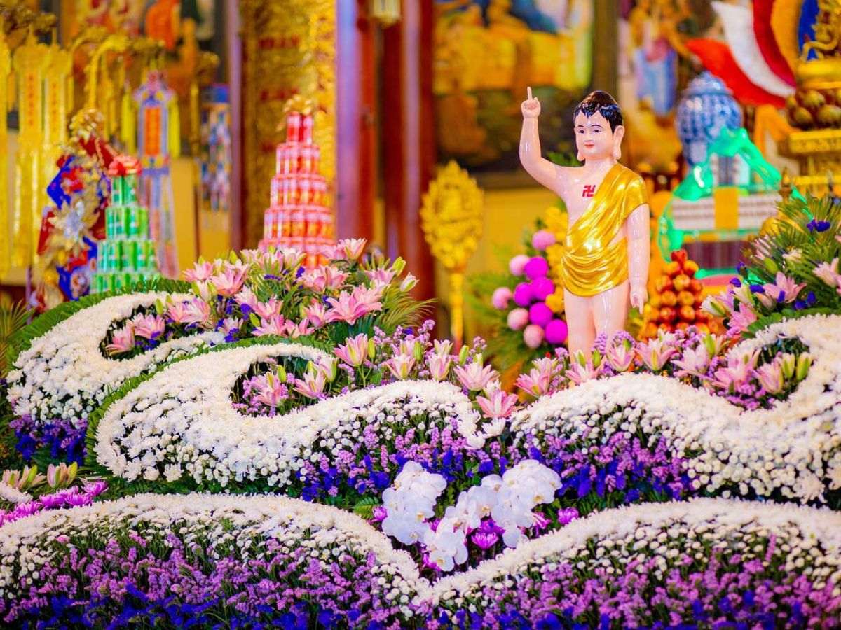 Trong Phật giáo không có quy định cứng nhắc về số lượng hoa khi cúng Phật (Nguồn: Sưu tầm)