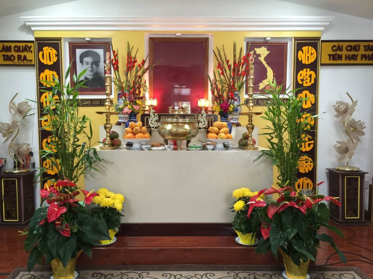Phật giáo Hòa Hảo thờ tấm Trần Đỏ trên ngôi Tam Bảo, tượng trưng cho Phật, Pháp, Tăng (Nguồn: Sưu tầm)