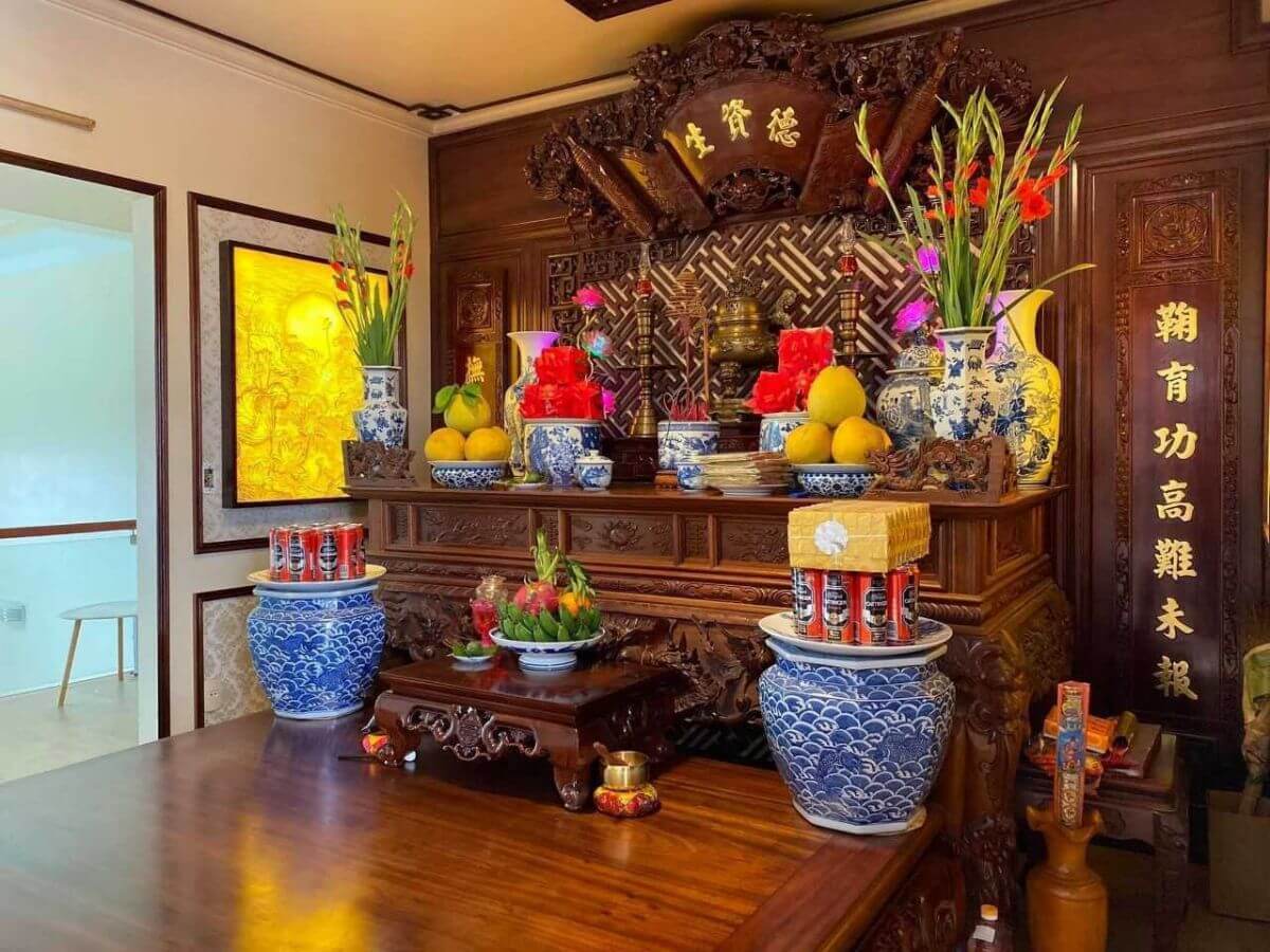 Lau dọn bàn thờ Phật như một pháp thực tập chánh niệm (Nguồn: sưu tầm)