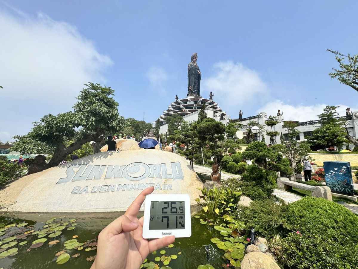 Nhiệt độ dễ chịu trên đỉnh Núi Bà Đen trong ngày hè nắng.